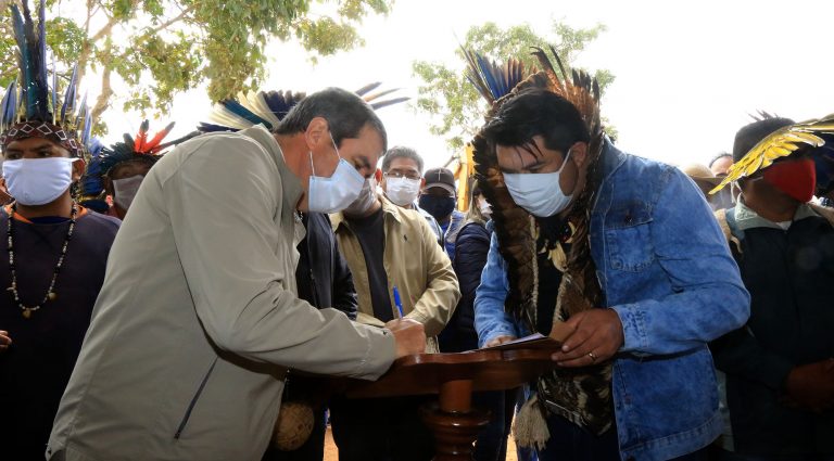 Secretário estadual de Governo e Gestão Estratégica, Eduardo Riedel e indígenas da aldeia Taunay-Ipegue - Foto: Edemir Rodrigues