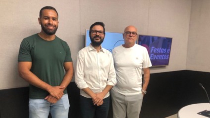 José Marques conversou com o gestor da Academia Fórmula, Luiz Magno Ayala, e com o coordenador técnico, Herbert Botelho - Foto: Ana Krasnievicz
