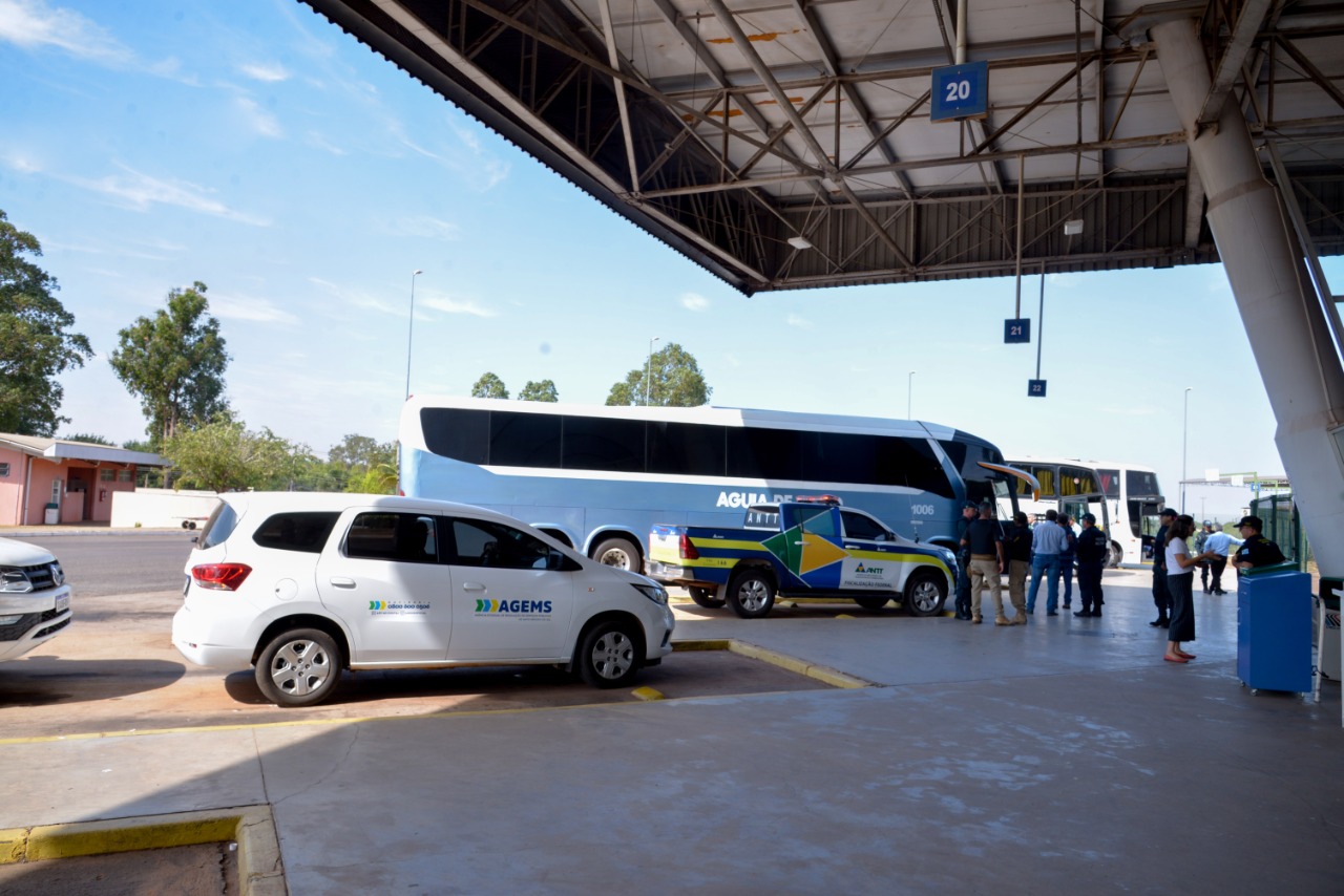 Fiscais da Agems, juntamente com Policiais Militares e da Polícia Federal, pararam o veículo durante fiscalização de rotina próxima à Sidrolândia - Foto: Divulgação