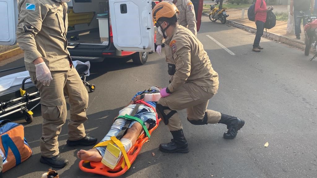 Motociclista fica ferido após colisão com carro e Corpo de Bombeiros socorre vítima para à UPA - Divulgação/Corpo de Bombeiros