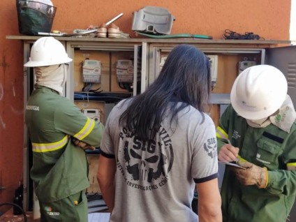 Ligações clandestinas podem causar uma série de problemas, além de colocar a vida dos moradores em risco, alerta concessionária. - Divulgação/Polícia Civil