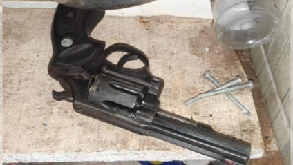 Foram apreendidos um revolver calibre 38, algemas e um bloqueador de sinal - Foto: Divulgação/PCMS