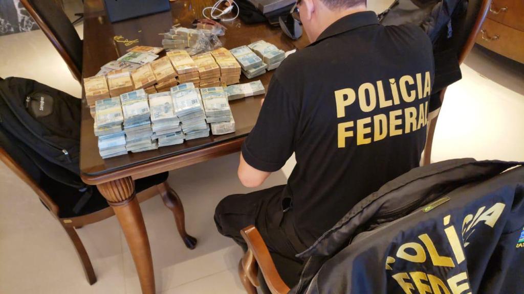 Em um dos endereços alvos, foram apreendidas pilhas de dinheiro divididas em notas de R$ 50 e R$ 100. - Foto: Divulgação/Polícia Federal