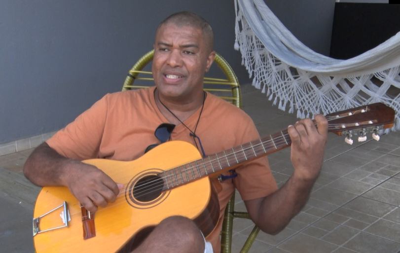 Osmir, tem 47 anos, era músico, tocava na noite de Três lagoas, porém, há três meses precisou trocar as cordas do seu violão pelos medicamentos. - Reprodução/TVC