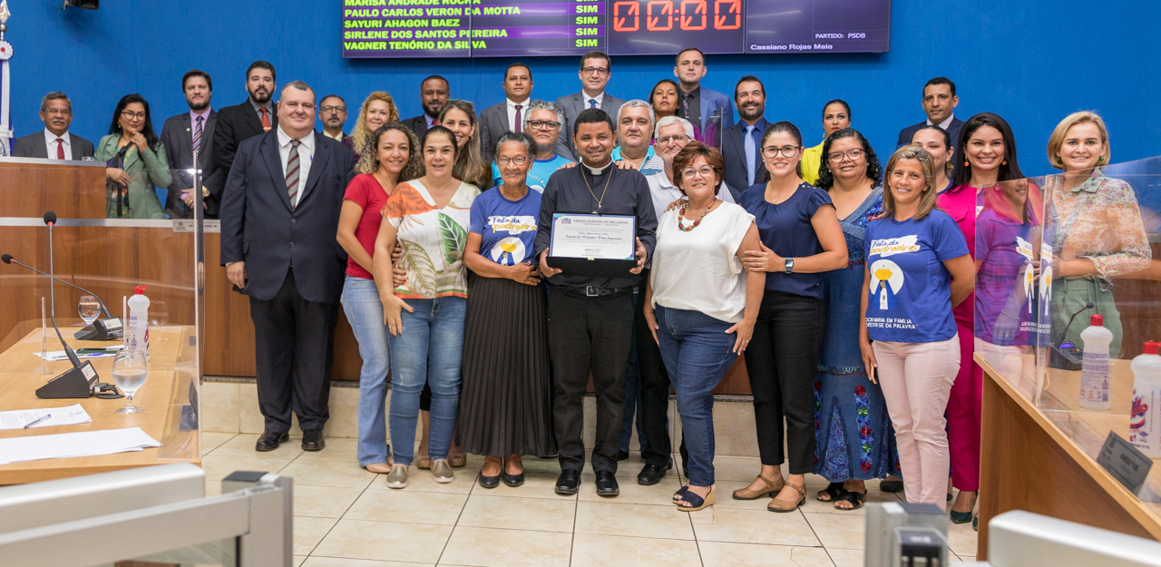 Na sessão desta terça-feira, padre Júlio recebeu o  Título de Cidadão Três-Lagoense - Divulgação