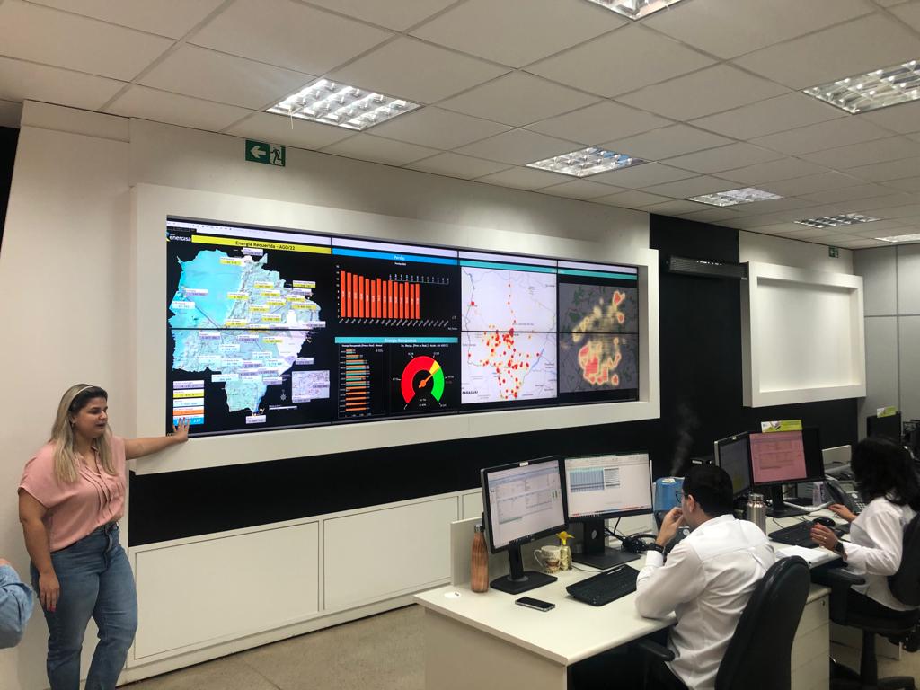 Gráficos do painel de monitoramento no centro de inteligência da Energisa - Foto: Thais Cintra