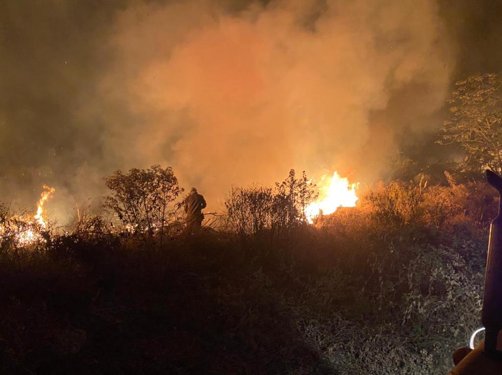 Um dos decretos se dá em razão do fogo, que atinge áreas da região da Serra da Bodoquena e do Pantanal. - Foto: Corpo de Bombeiros de MS