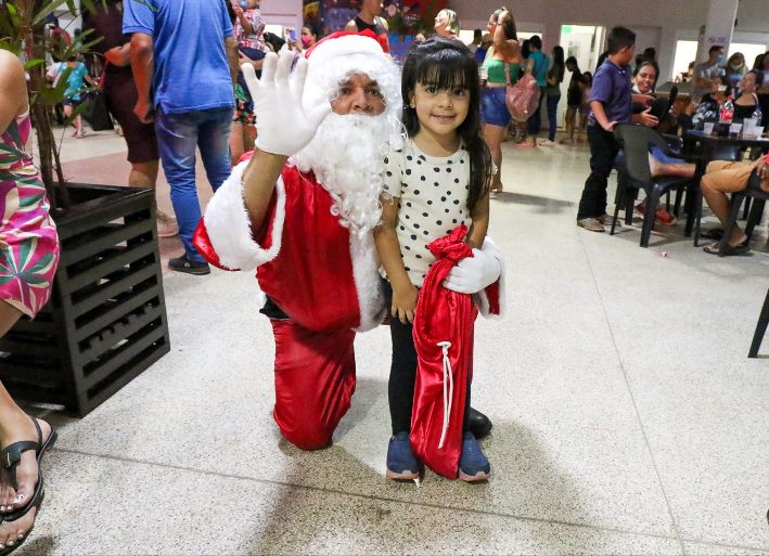 Há poucos dias da celebração natalina, o bom velhinho irá visitar a feira a partir das 19h. - Divulgação/Assessoria