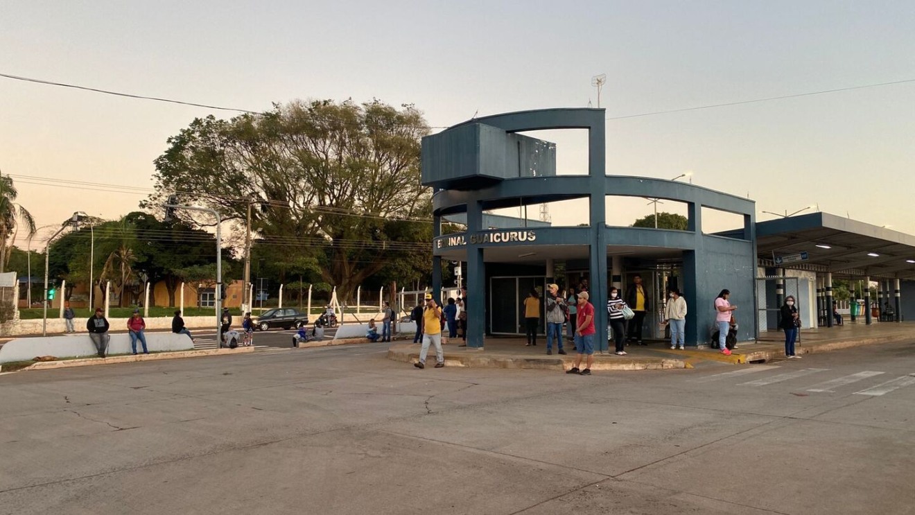 Passageiros foram surpreendidos com a falta de ônibus. - Foto: Glória Maria