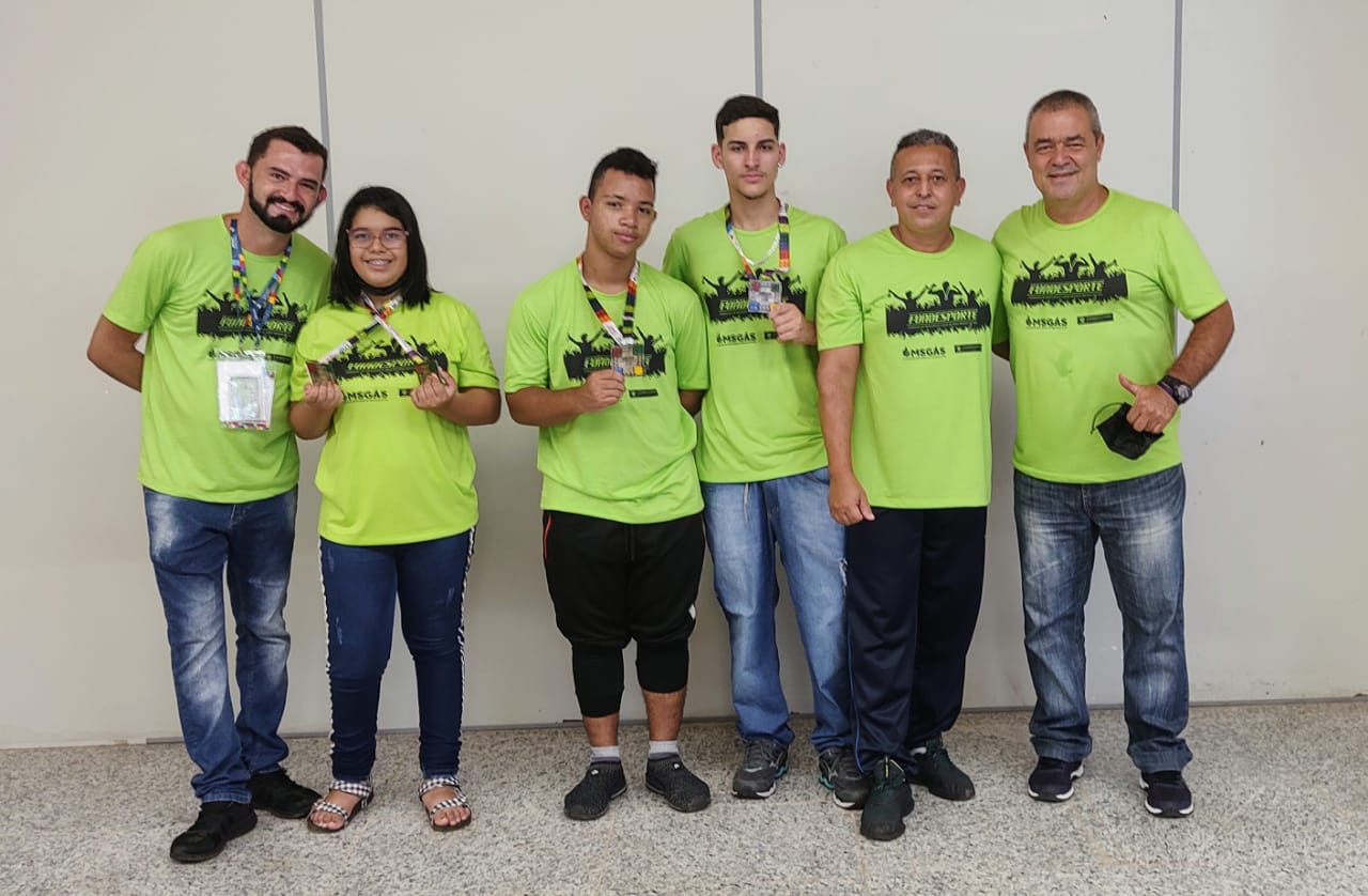 Paratletas de Três Lagoas com as medalhas conquistadas - Divulgação