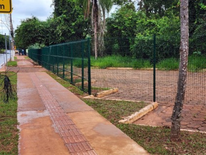 Área de reserva com estacionamento público cercada pelo TJMS - Arquivo Pessoal