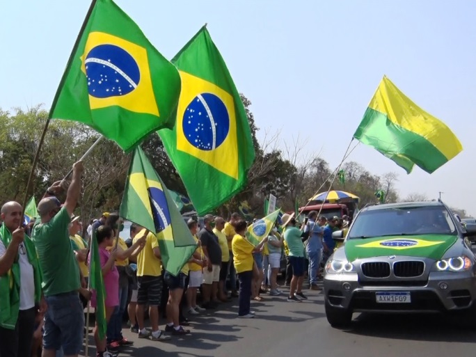 Manifestantes ficaram cerca de três horas na avenida Olyntho Mancini e depois, saíram em carreata - Reprodução TVC