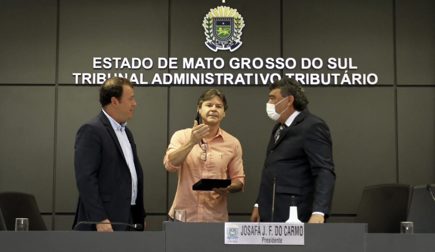 Paulo Duarte no Tribunal de Assuntos Tributários (TAT), da Sefaz-MS, ao lado do Secretário de Fazenda, Felipe Matos, e do presidente do TAT, Josafá do Carmo - Divulgação