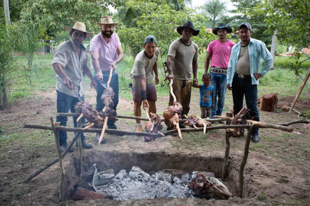 Tradicional churrasco pantaneiro com cabeça de boi assada - Foto: Paulo Machado