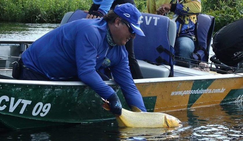 s pescadores devem utilizar anzóis sem farpas para evitar ferimentos nos peixes. - Divulgação/Assessoria