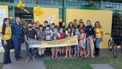 Monitoras da PRF com alunos e equipe do DEMUTRAN/Divulgação PRF -