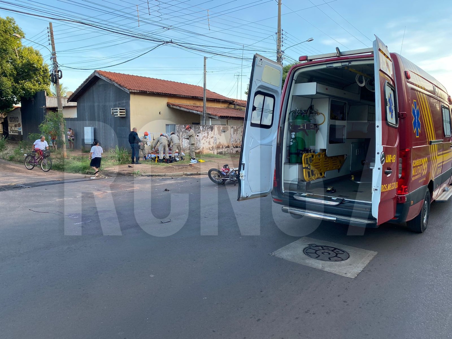 Acidente entre carro e moto deixa homem ferido e mesmo lesionado