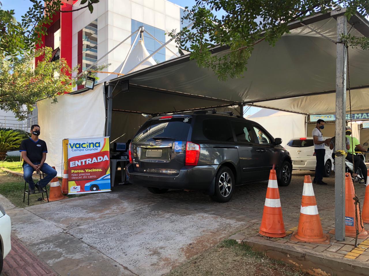 Locais de vacinação funcionam somente no período da tarde. - Foto: Isabelly Melo