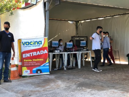 Vacinação acontece em drive, shoppings, unidades de saúde e UFMS. - Foto: Arquivo