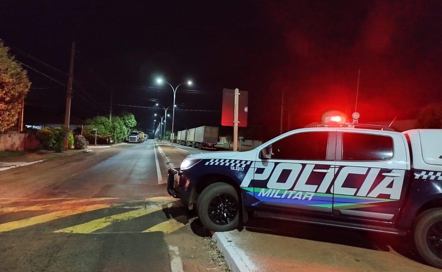 Com os suspeitos foram encontrados porções de maconha, ceda e balança de precisão - Divulgação/PM