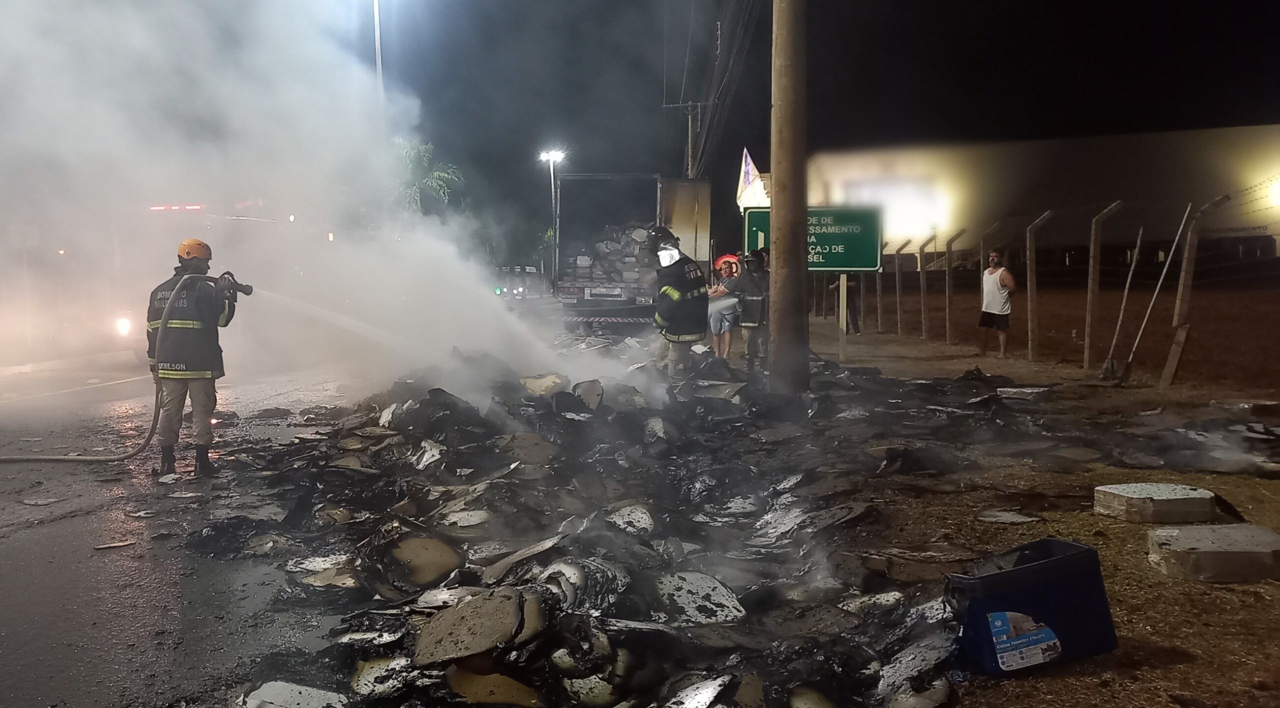 Carga com caixas de papelão saiu de Campo Grande e seriam entregues em Guarulhos (SP). - Alfredo Neto/RCN67