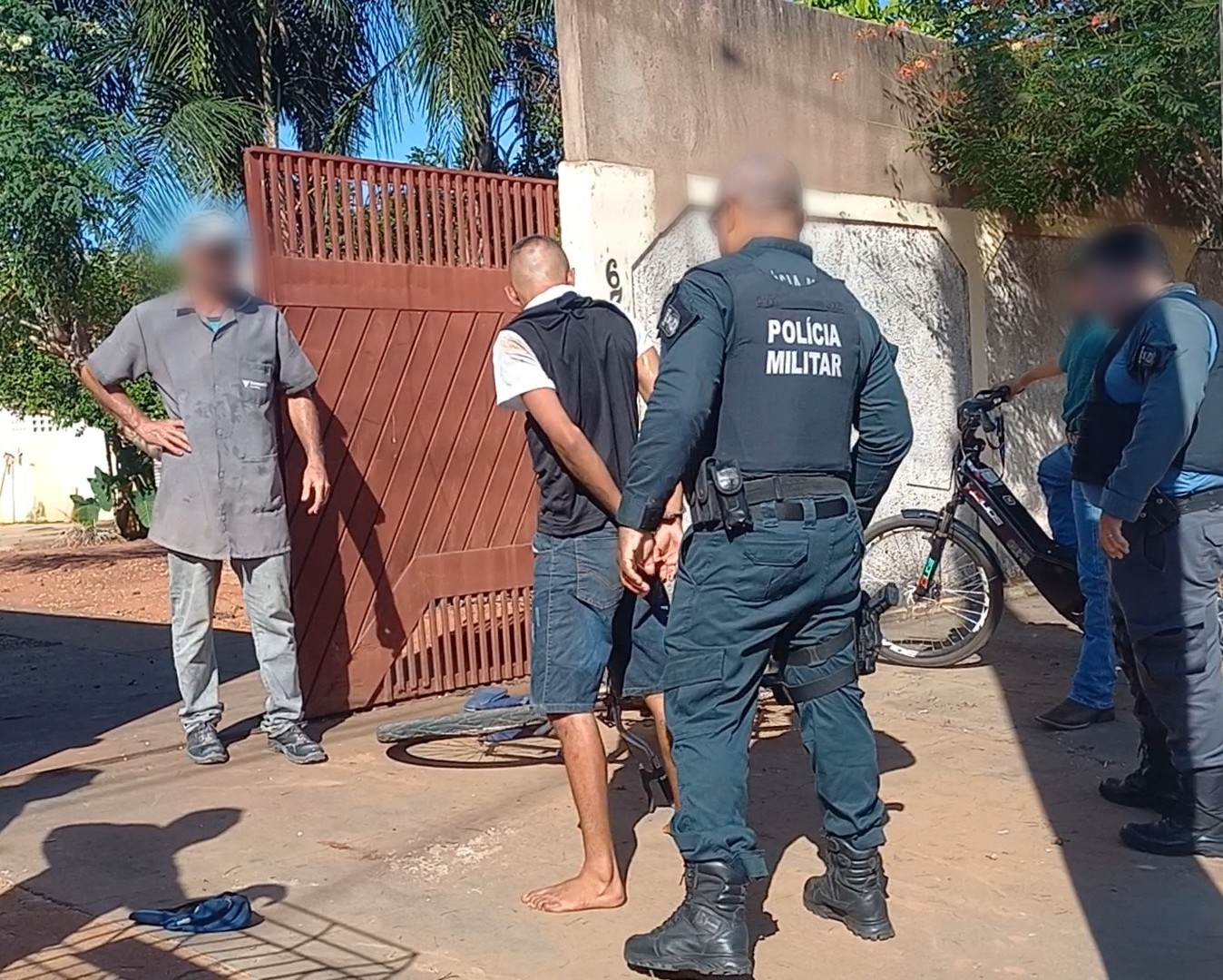 Ladrões arrombam porta de residência no bairro Parque São Carlos.