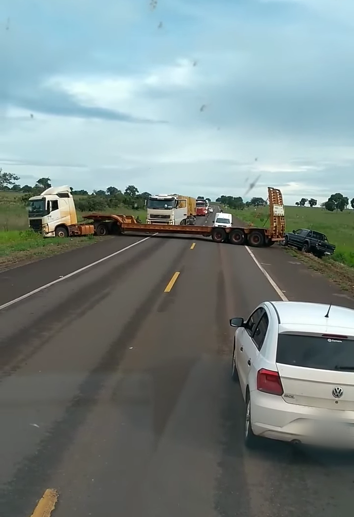 Caminhão fica atolado após motorista tentar realizar retorno - Divulgação internet