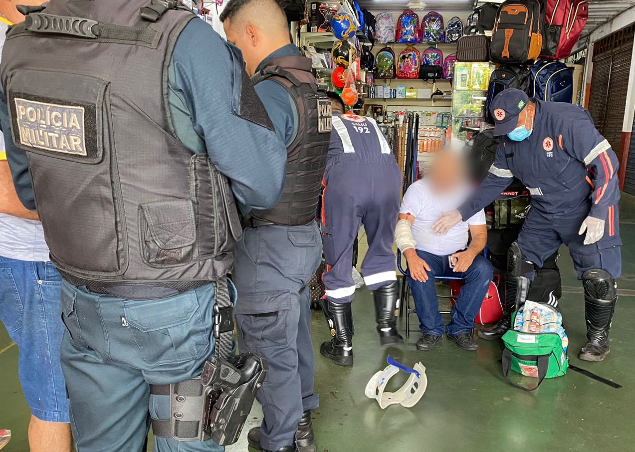 Durante briga por vaga de estacionamento em via pública, lojista acabou esfaqueado. - Foto: Alfredo Neto/JPNews