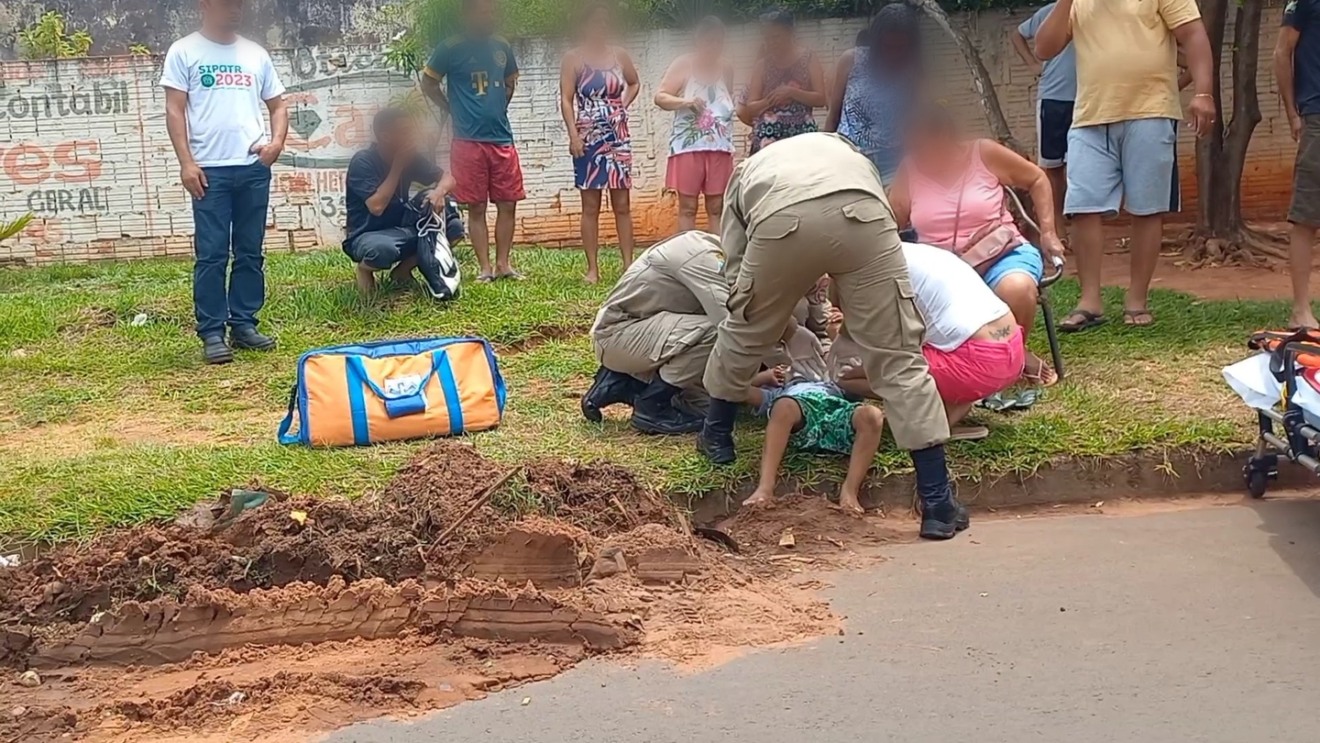 Testemunhas foram enfáticas em dizer que criança havia saído correndo em direção à rua movimentadissima - Alfredo Neto/RCN67