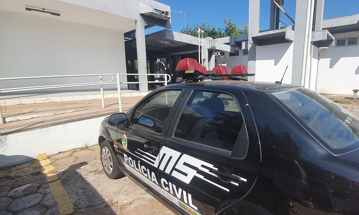 Discussão começou quando a mulher decidiu retirar da sacada da casa uma bandeira do Brasil, nesta segunda-feira (6) - Foto: Rodolfo César