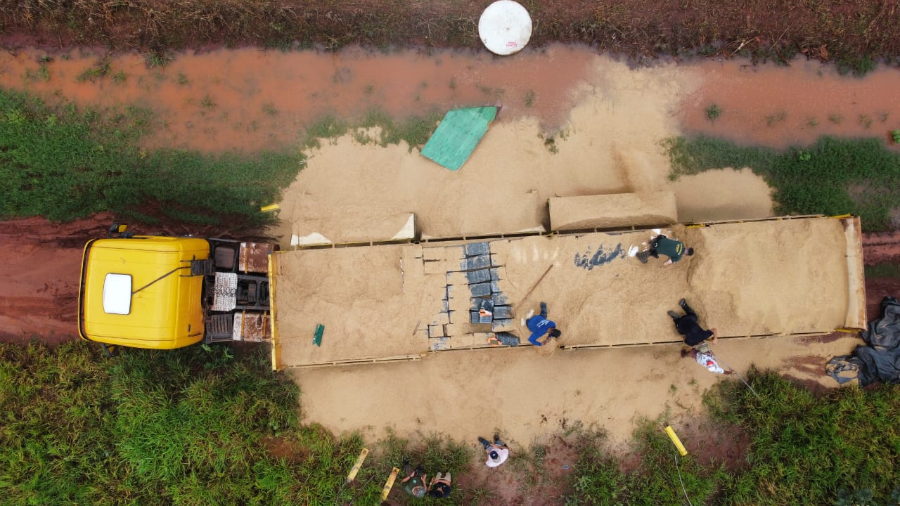 A droga estava escondida em meio a carga de palha de arroz - Foto:Divulgação/Polícia Civil