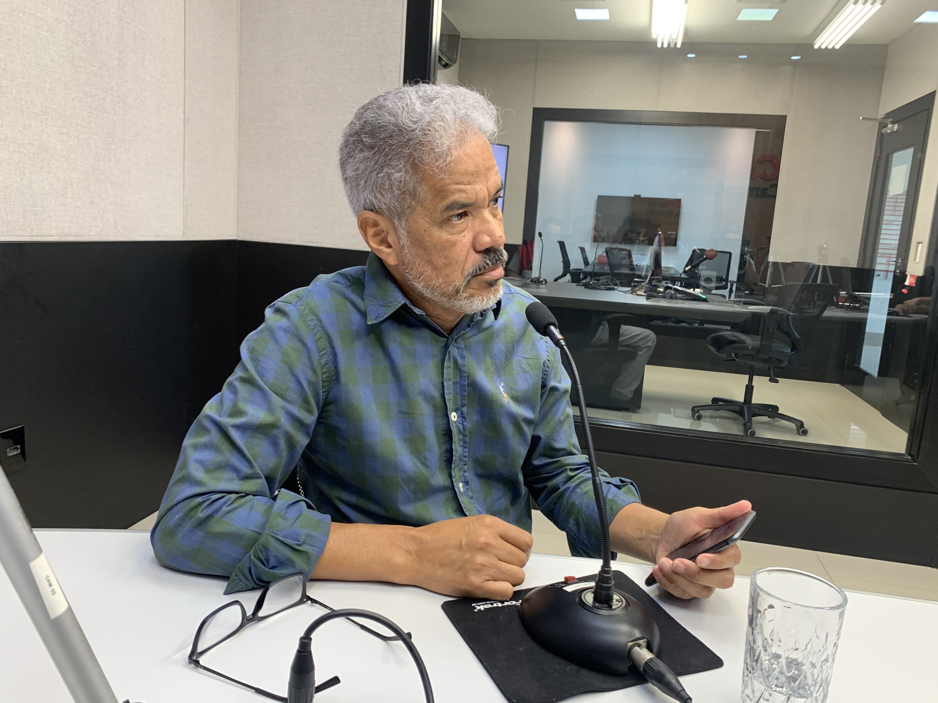 Colunista Adilson Trindade durante participação no Jornal CBN Campo Grande desta quarta-feira (3).