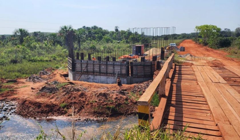 As novas travessias são construídas sobre o Córrego Pombinho e outra sobre o Ribeirão Campo Triste. - Divulgação/Assessoria