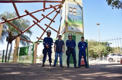 Além da presença dos vigilantes, foram instaladas fechaduras eletrônicas nas portarias e instaladas duas câmeras de videomonitoramento em cada um dos seis portões de acesso. As imagens são compartilhadas nos aparelhos celulares dos vigilantes e gestores - Foto:Reprodução/Gov.MS