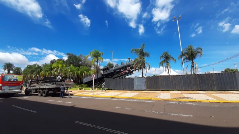 Tampumes foram instalados em frente ao monumento "Maria Fumaça" nesta sexta-feira (12) - Foto: Prefeitura de Campo Grande