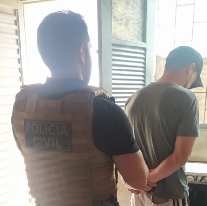 Na residência do suspeito, foram apreendidos notebook e celular, contendo pornografia - Foto: Divulgação PCMS