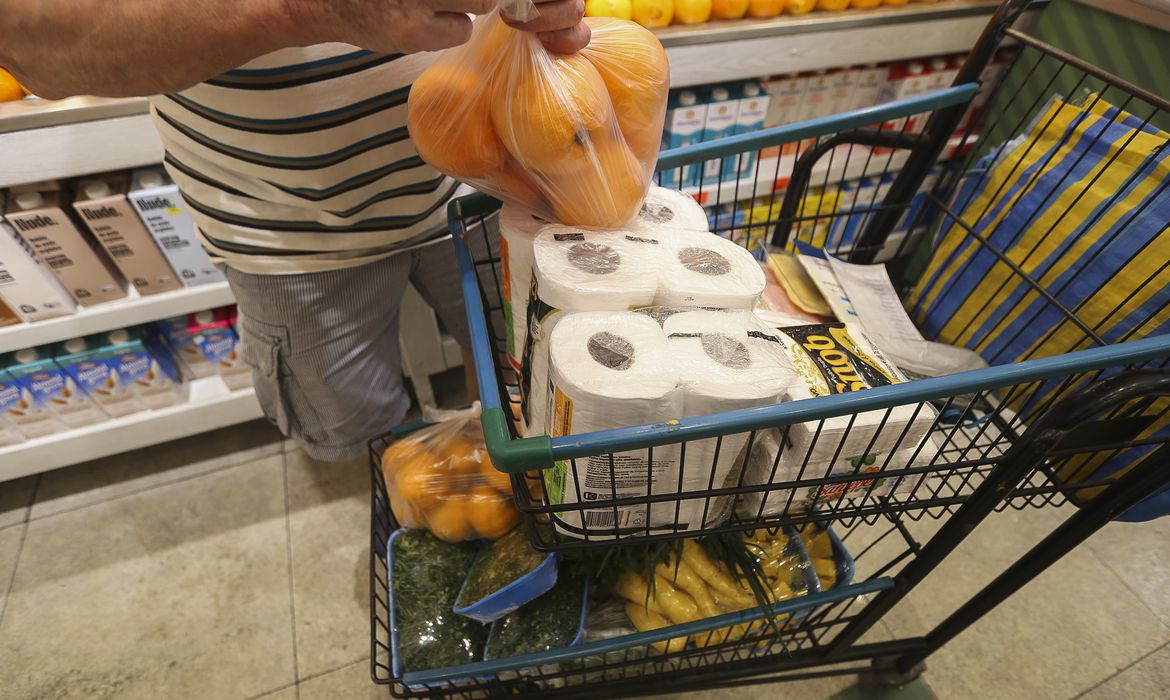 Consumidor está gastando menos com alimentos do que no último mês - Agência Brasil