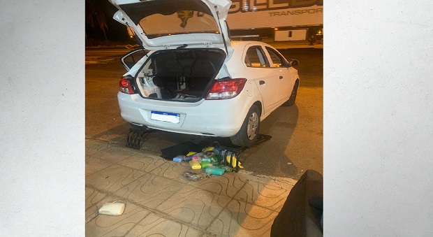 Após minuciosa busca, os policiais encontraram mais de 15,43kg de maconha dentro do tanque de combustível do carro - PRF-MS