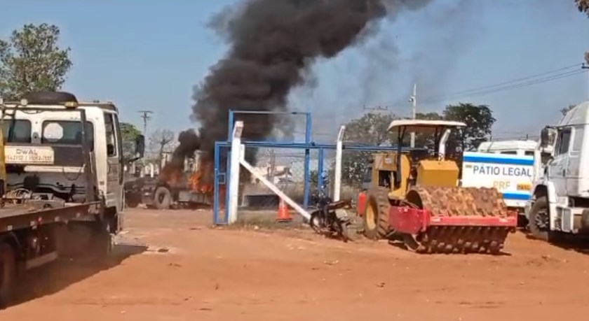 Incêndio pode ter iniciado na cabine do caminhão, segundo responsável pelo pátio. - Albert Silva/JPNews