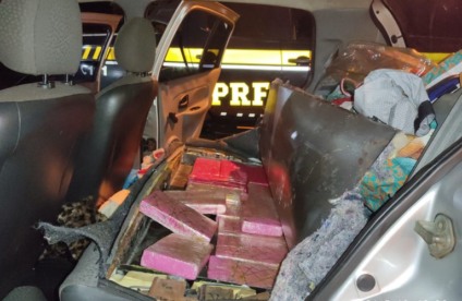 No carro além do entorpecente estavam o traficante, a esposa e os três filhos - Divulgação/PRF No carro além do entorpecente estavam o traficante, a esposa e os três filhos - Divulgação/PRF
