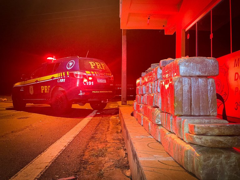 Durante fiscalização da carga a equipe descobriu os tabletes de pasta base de cocaína - PRF-MS