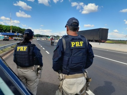 Em seis dias foram abordados 2,7 mil veículos, com registro de 33 acidentes e três mortes - Foto: Divulgação/PRF