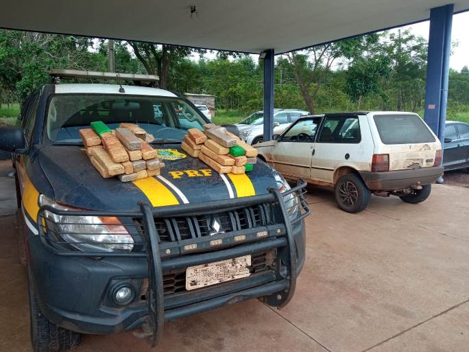 Apreensão ocorreu na terça-feira (21) e condutor fugiu por um matagal. - Divulgação/PRF