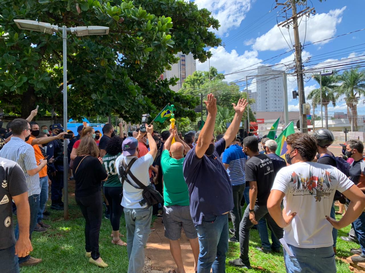 Manifestantes pedem apoio do prefeito para reduzir perdas - Isabelly Melo Manifestantes pedem apoio do prefeito para reduzir perdas - Isabelly Melo