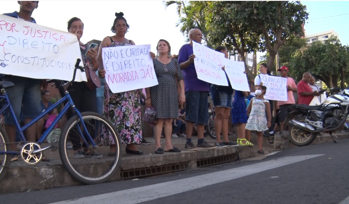 Famílias protestam em frente ao Ministério Público - Reprodução/TVC HD