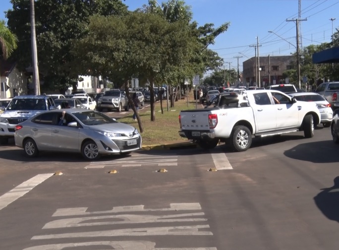 Uma carreata partiu da avenida Rosário Congro e seguiu até o canteiro de obras do Hospital Regional - Reprodução TVC