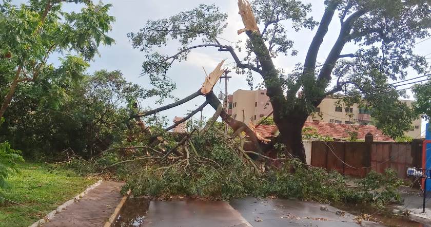 Forte chuva caiu sobre a cidade na tarde desta sexta-feira (27). - Israel Espíndola/JPNEWS