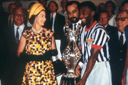 Rainha Elizabeth II e Pelé, durante encontro no Rio de Janeiro - Foto: Reprodução internet