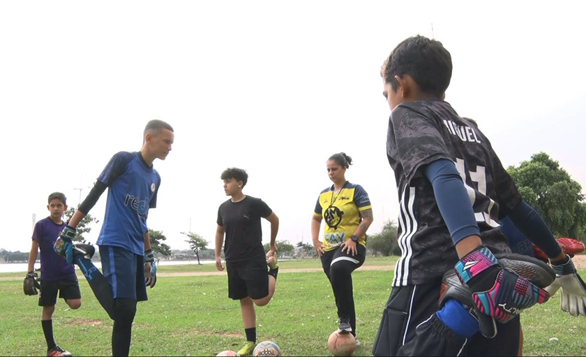 A preparadora de goleiros já foi campeã no futsal com times paulistas - Reprodução/TVC