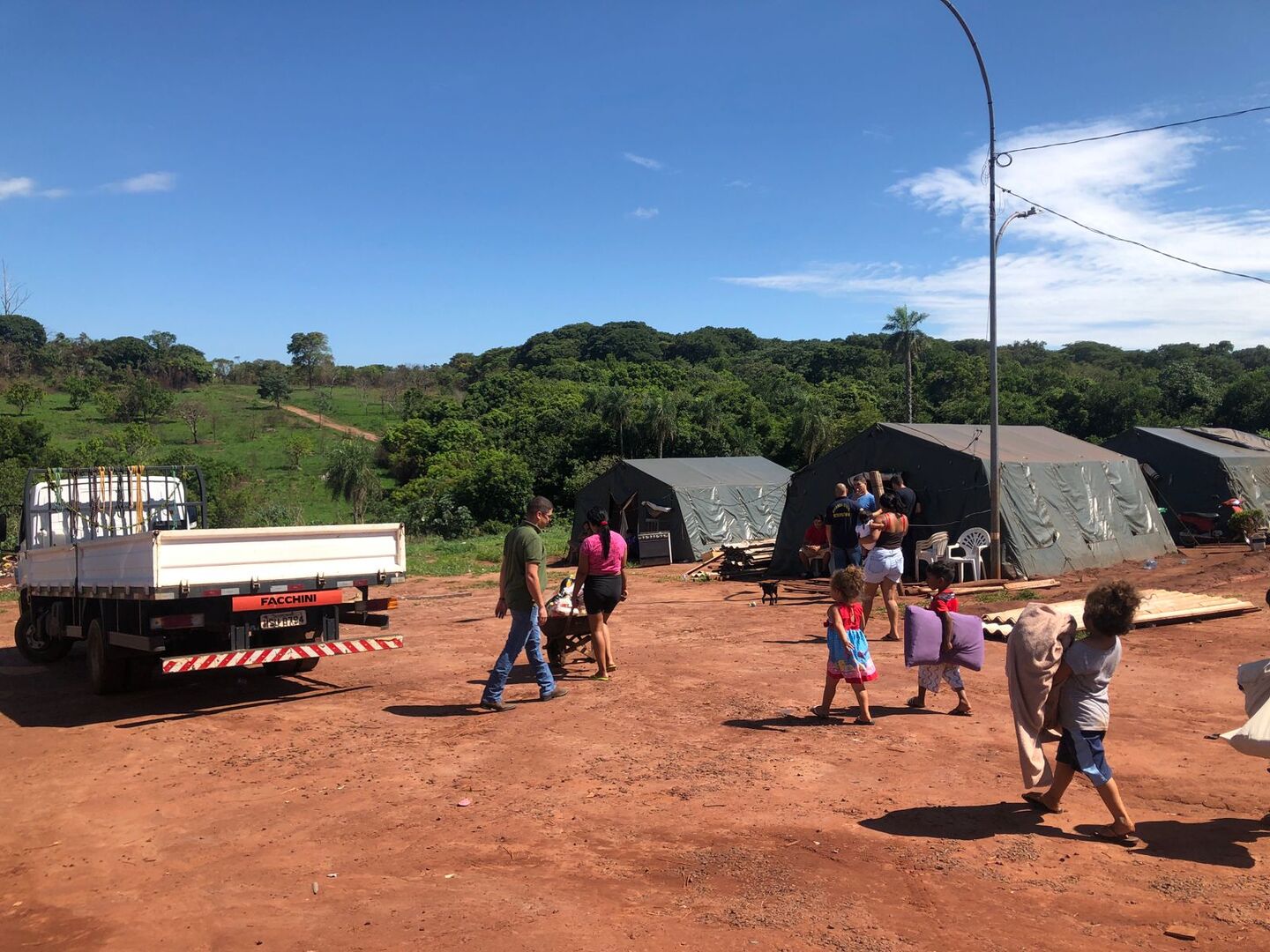 No local as famílias recolhem seus pertences para a retirada das tendas - Foto:Ana Krasnievicz/ CBN Campo Grande